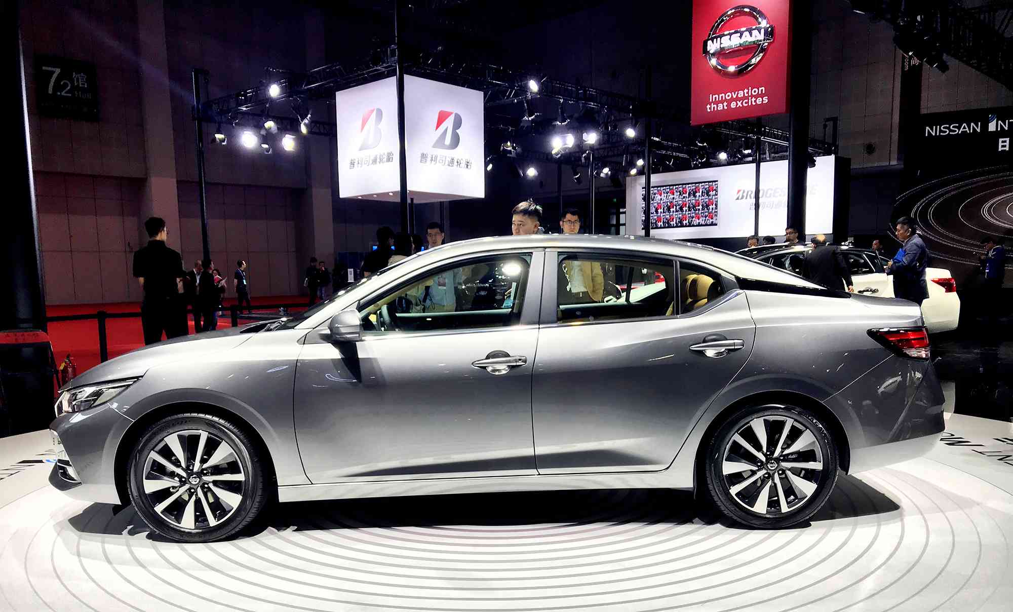 外观图集此次第14代轩逸是基于全新cmf-cd平台打造的首款量产车,通过