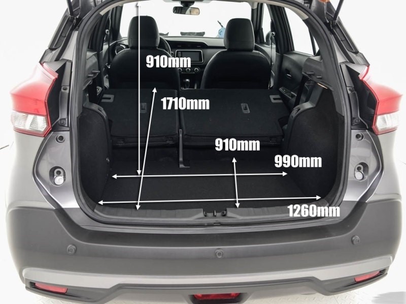 调至合适位置后,头部空间还有2拳的余量,后排带几个大胖子也不成问题